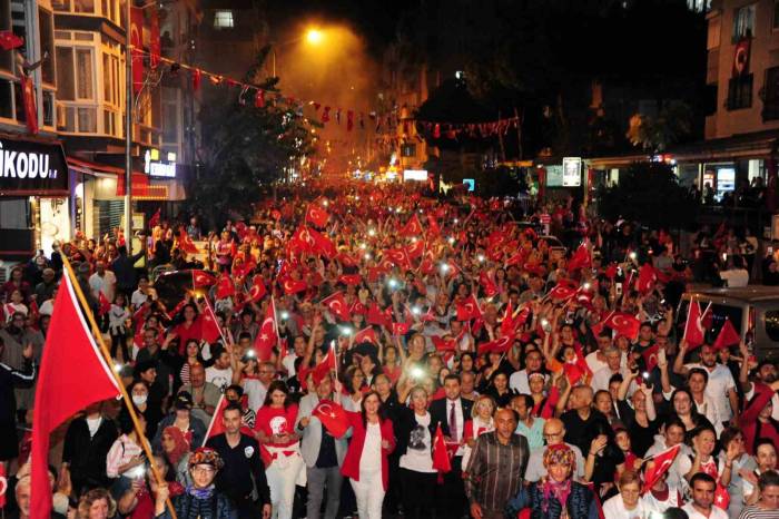 İzmir’i Cumhuriyet Coşkusu Sardı, Etkinlikler Gece Boyu Sürdü