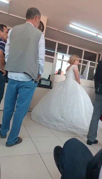 Gelinlikle Notere Gidip Otomobil Devri Verdi