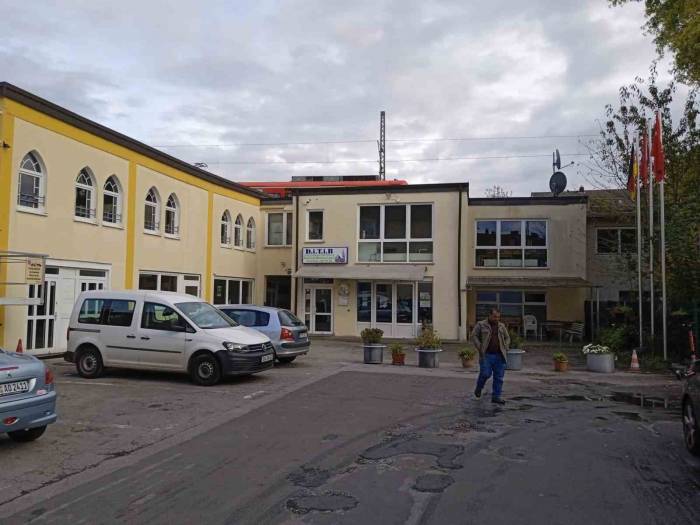 Almanya’da Üç Camiye Çirkin Saldırı