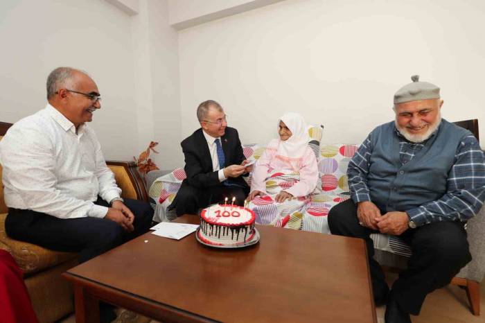 Cumhuriyet İle Yaşıt Amasyalı Penpe Nineye 100. Yıl Kimliği