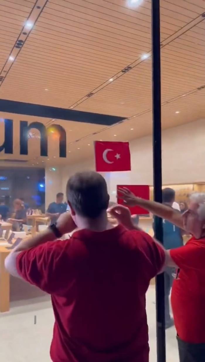Kadıköy’de Apple Mağazası Türk Bayrağı Asmayınca Vatandaşlar Astı