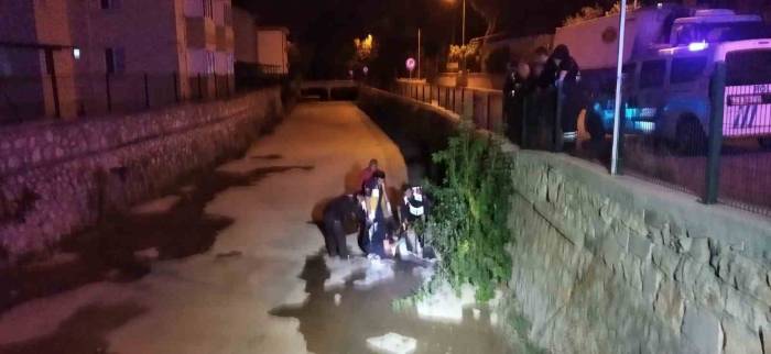 Dengesini Kaybederek Dereye Düşen Adamı Ekipler Kurtardı