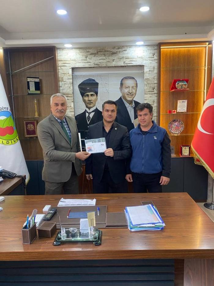 Cumhuriyet’in 100. Yılı İçin Yazılan Mektup 21 Yıl Sonra Belediye Başkanına Teslim Edildi