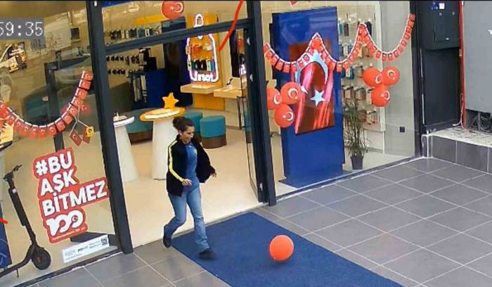 Cumhuriyet Coşkusunun Dokunaklı Anı: Yere Düşen "Ay Yıldıza" Saygı Dolu Öpücük