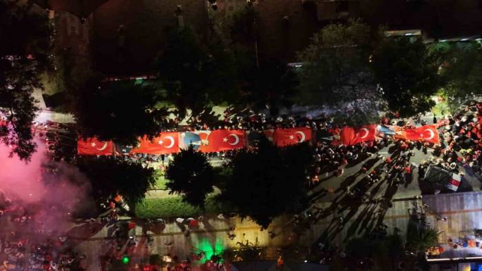 Bodrum’da İnsanlar Sokaklara Sığmadı, Meydanlarda Adım Atacak Yer Kalmadı