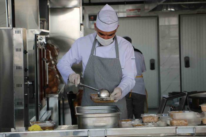 Diyarbakır’da İhtiyaç Sahibi 750 Aileye Yemek Hizmeti