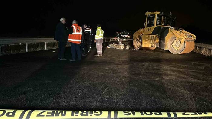 Kapalı Yola Giren Motosiklet Silindire Çarptı: 2 Ölü