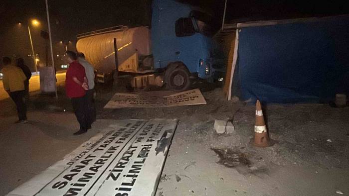 Tır Karşı Şeride Geçti, Dükkana Çarparak Durdu