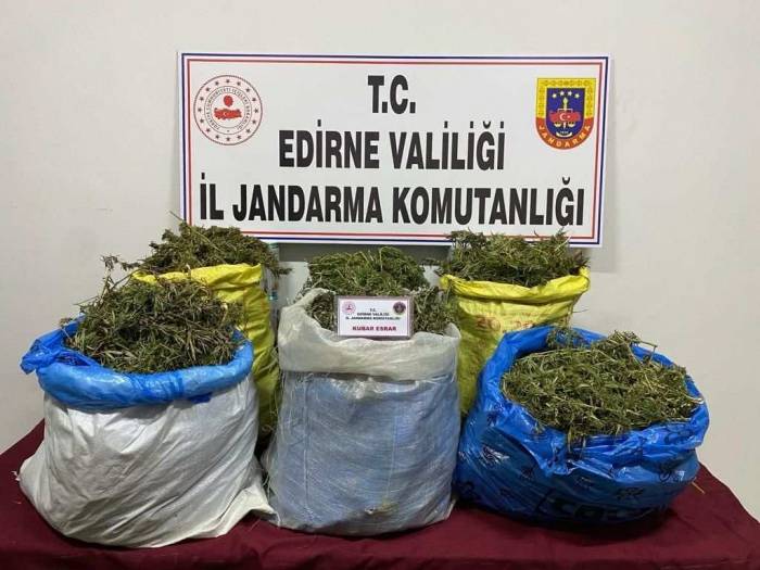 Edirne Jandarması Meriç Nehri’nde Şişme Bot İçinde Uyuşturucu Ele Geçirdi
