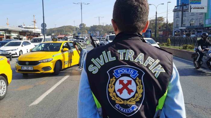 Taksi Denetiminde İlginç An: Polis Durdurmayınca Kendisi Durdu, "Bilerek Durdum, Devletimi Seviyorum" Dedi