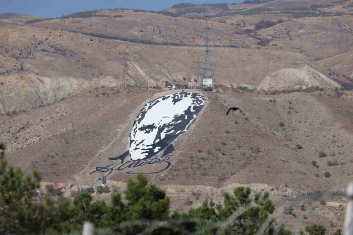 3 Bin Askerle 41 Yıl Önce Yapılan Dev Atatürk Portresi Yenilendi