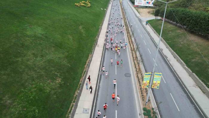 Cumhuriyet Koşusunda 2 Bin Sporsever Kıyasıya Yarıştı