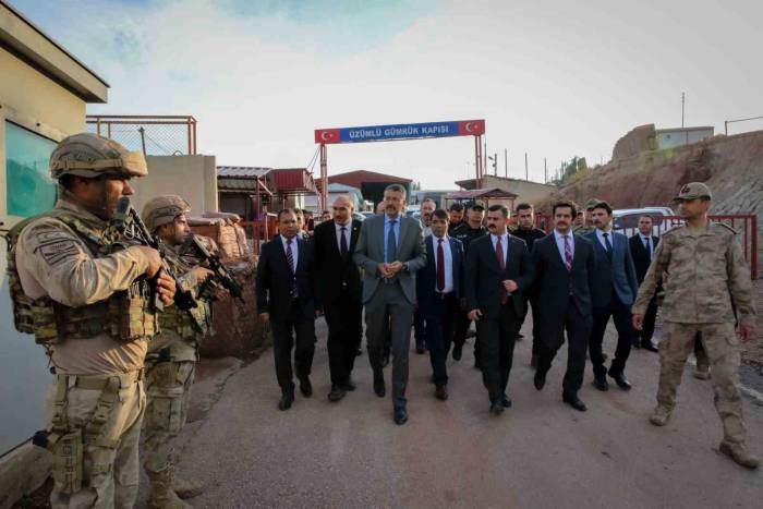 Vali Çelik Çukurca’yı Ziyaret Etti