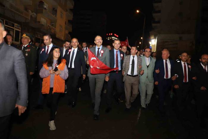 Hakkari’de Cumhuriyet Yürüyüşüne Binler Katıldı