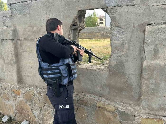 Yüksekova’da Metruk Binalarda Uyuşturucu İçenler Arandı