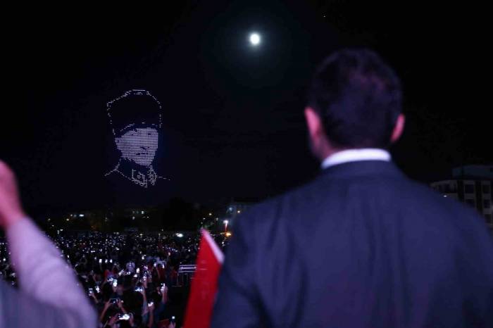 İzmir’de 1923 Dron İle 100. Yıl Gösterisi Hayranlıkla İzlendi