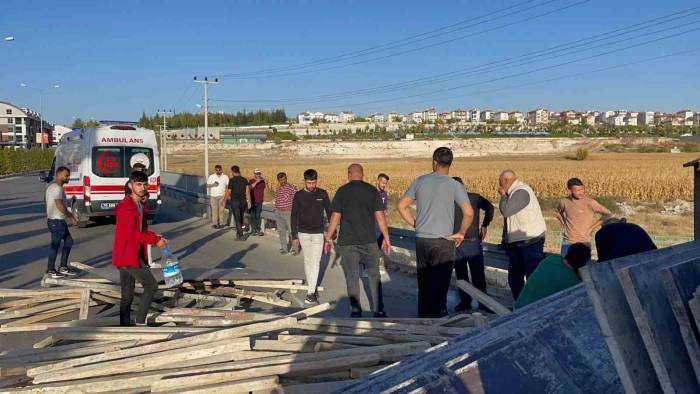 Karaman’da İnşaat Kalıbı Yüklü Kamyonet Devrildi: 2 Yaralı