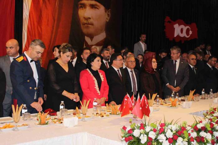 Vali Çiçek: “Türkiye’nin Yeni Yüzyılına Adım Attığımız Bugün Her Zamankinden Daha Çok Çalışmalıyız”