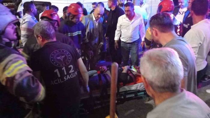 Ağaca Çarpan Minibüs Devrildi: 1’i Ağır 3 Yaralı