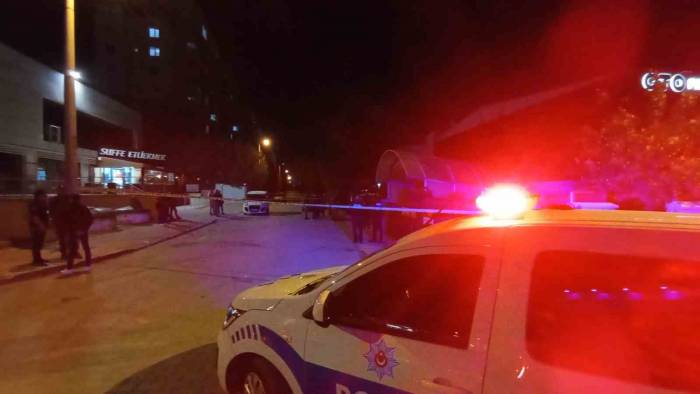 Madde Bağımlısı Şahıs Polisin Silahını Almak İsterken Kendini Vurdu