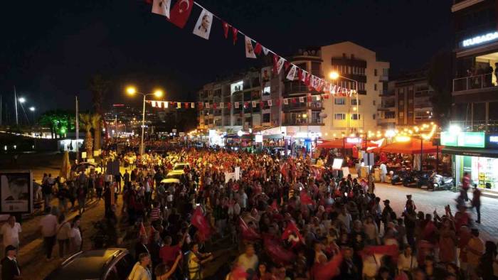 Kuşadası’nda 35 Bin Kişilik Cumhuriyet Korteji