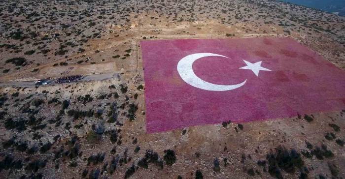 3 Kilometre Yürüyerek Dağ Yamacındaki Dünyanın En Büyük Türk Bayrağına Ulaştılar