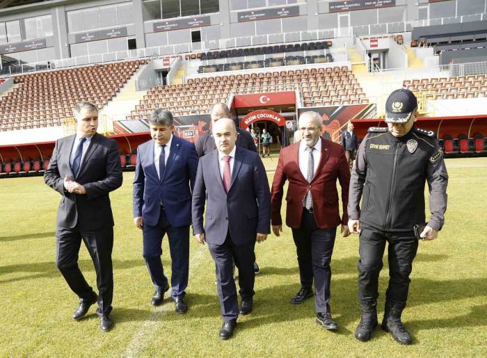 Vali Dağlı’dan Çorumlulara Milli Maç Daveti