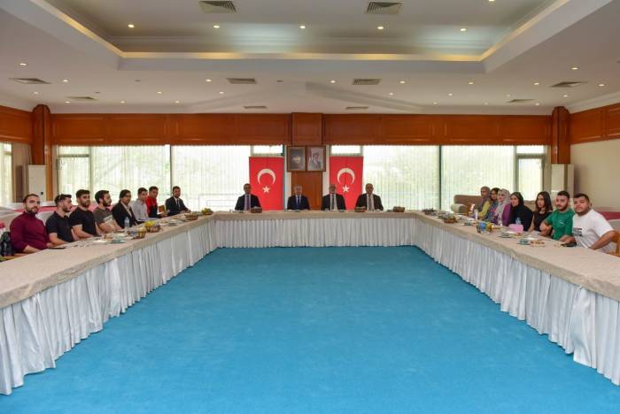 Rektör Yardımcıları Filistinli Öğrencilerle Yemekte Buluştu