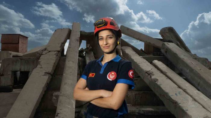 30 Ekim’de Enkaz Altından Kurtarıldı Şimdi Başka Canları Kurtarıyor