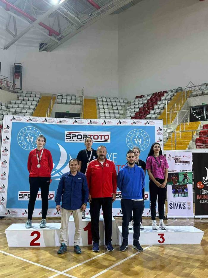 Büyükşehir Belediyesporlu Badmintoncular Yine Zirvede