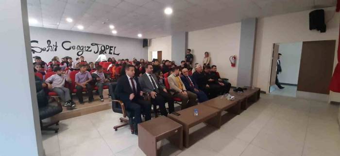 Tarihçi Ve Yazar Mustafa Turan Öğrencilerle Bir Araya Geldi