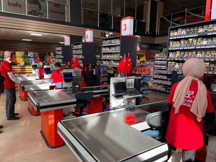 Bir Hafta Boyunca Kırmızı Beyaz Kıyafetlerle Hizmet Verecekler