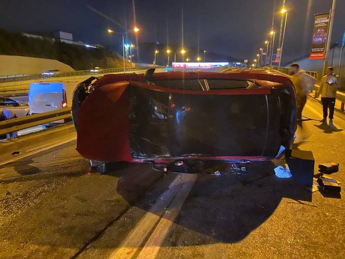 Ümraniye’de İki Araç Takla Attı: 3 Yaralı