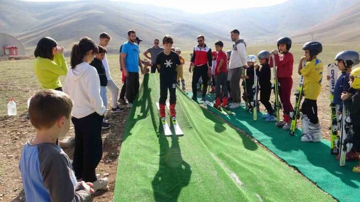 Kar Yağmayınca Yağladıkları Halıda Kayarak Şampiyonaya Hazırlanıyorlar