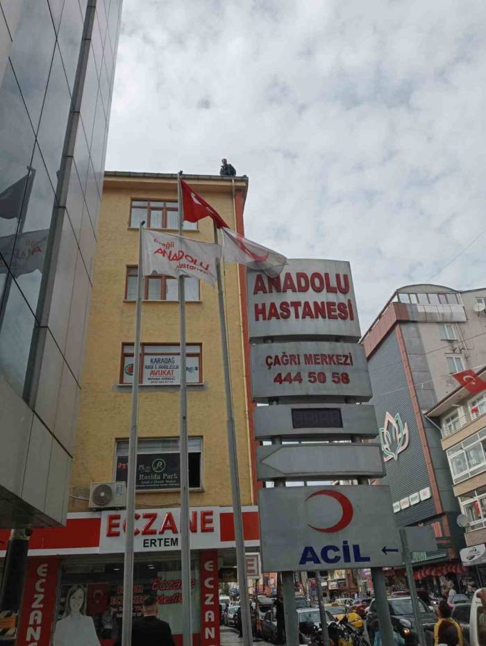 Ailesiyle Sorun Yaşayınca Beş Katlı Binanın Çatısına Çıktı