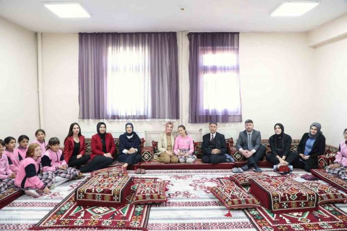 Vali Eşi Neslihan Gül Koç, Kız Öğrencilere Rol Model Oluyor