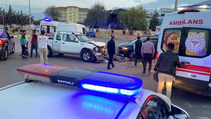 Hafif Ticari Araç İle Otomobil Çarpıştı: 1’i Çocuk 5 Yaralı