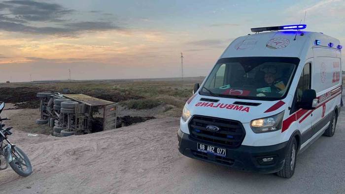 Aksaray’da Kamyon Şarampole Devrildi: 2 Yaralı