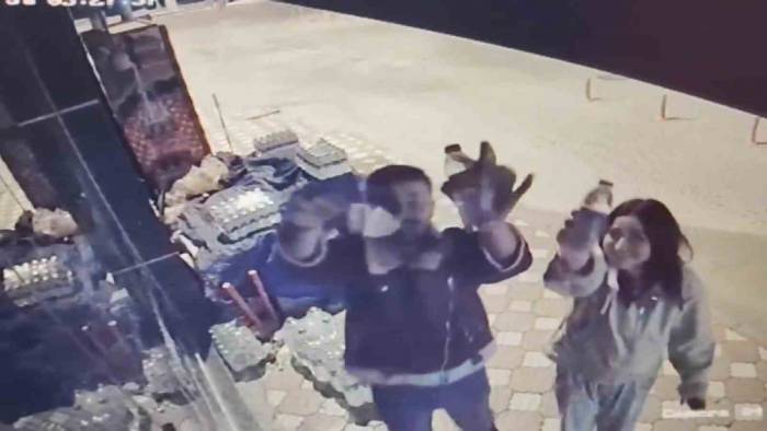 Helal Olsun Dedirten Görüntü: Büfeden Aldıkları İki Şişe Suyun Parasını Kameraya Gösterip Bıraktılar