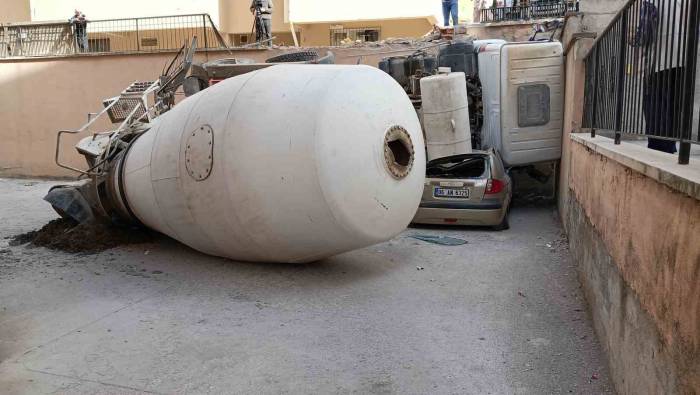 Kontrolden Çıkan Beton Mikseri Üzerine Devrildiği 3 Aracı Kullanılamaz Hale Getirdi