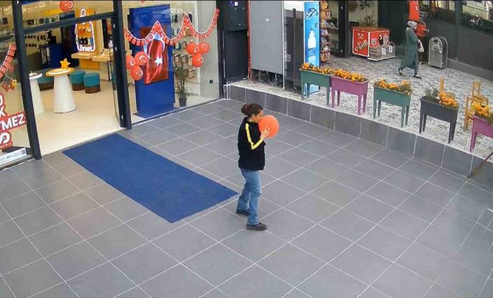 Yere Düşen Ay Yıldızlı Balonu Kaldırarak Öpen Kadın O Anları Anlattı