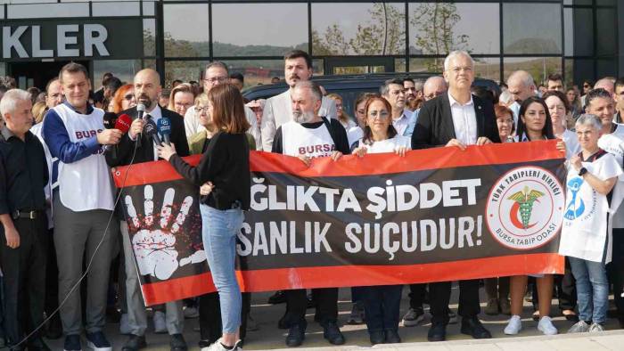 Hasta Yakını Tarafından Darp Edilen Doktor İçin Onlarca Sağlık Çalışanı Bir Araya Geldi