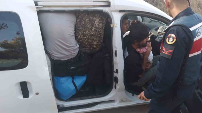 Hepsi Bir Otomobilden Çıktı...16 Kaçak Göçmen Jandarmayı Bile Şaşırttı
