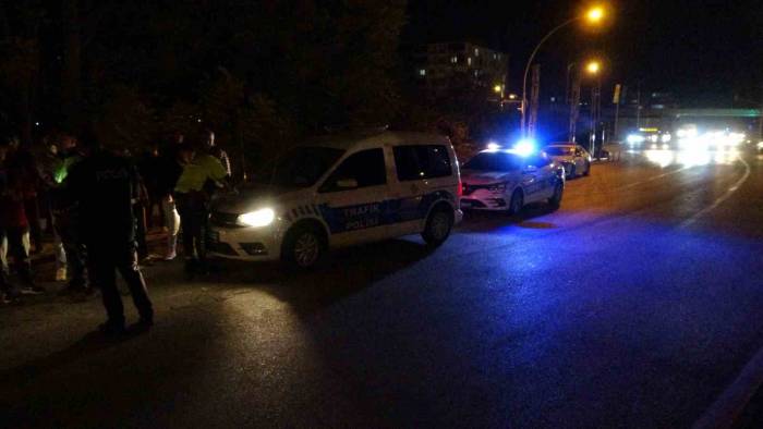 İki Aracın Karıştığı Kazada Ortalık Savaş Alanına Döndü: 2 Yaralı