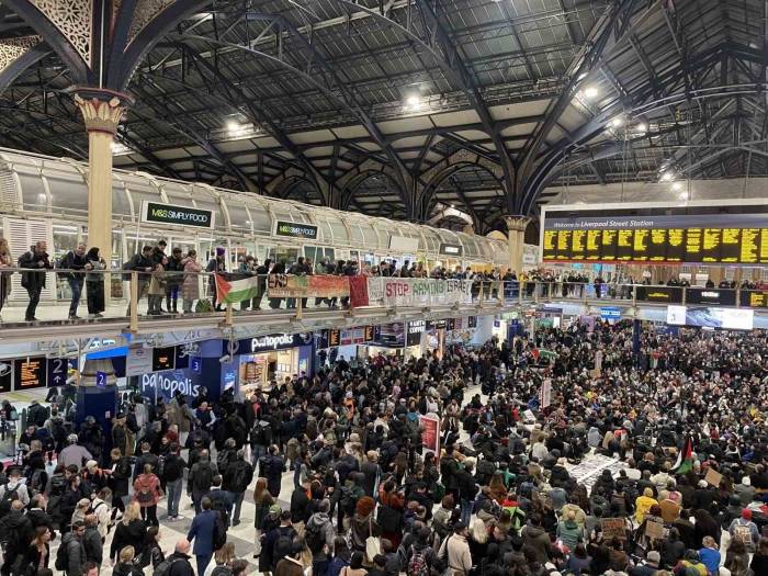 Londra’da Tren İstasyonunda Gazze’de Ateşkes İçin Oturma Eylemi
