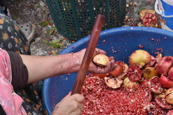 Aliağa’da Nar Ekşisi Zamanı: Bin Bir Emekle Sofralara Ulaşıyor