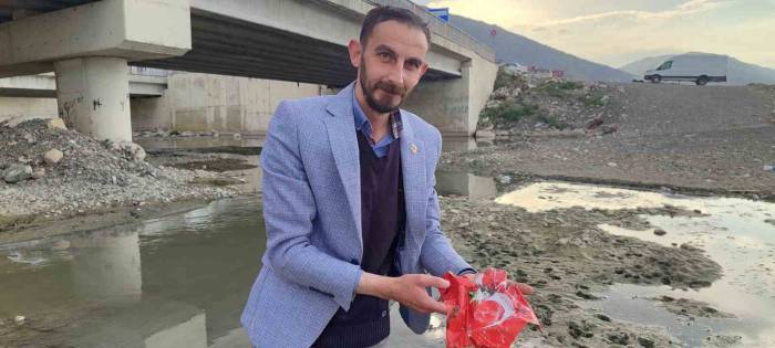 Dereye Düşen Türk Bayrağını Çamur İçinden Aldı