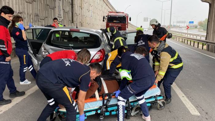 Hurdaya Dönen Otomobilde Sıkışanların İmdadına İtfaiye Yetişti
