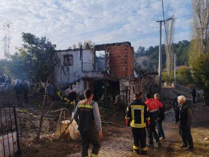 Yaşlı Kadın Evinde Çıkan Yangında Hayatını Kaybetti