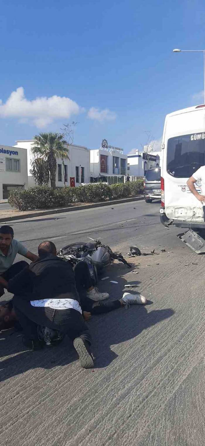 Minibüse Arkadan Çarpan Motosikletli Yaralandı